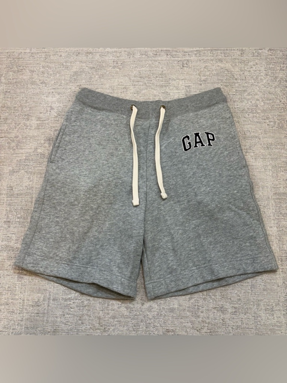 Gap Men’s Gray Sweat Shorts Size M Stitched Embroidered Arch Logo Casual Relax